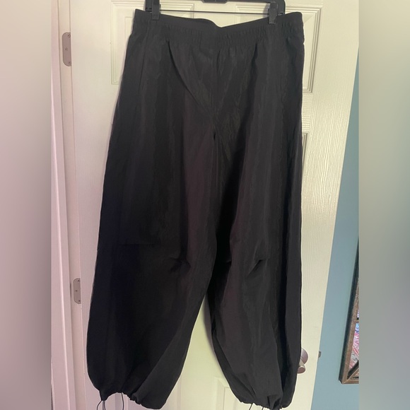 Lululemon Crinkle Nylon Relaxed Parachute Pant - Picture 1 of 4